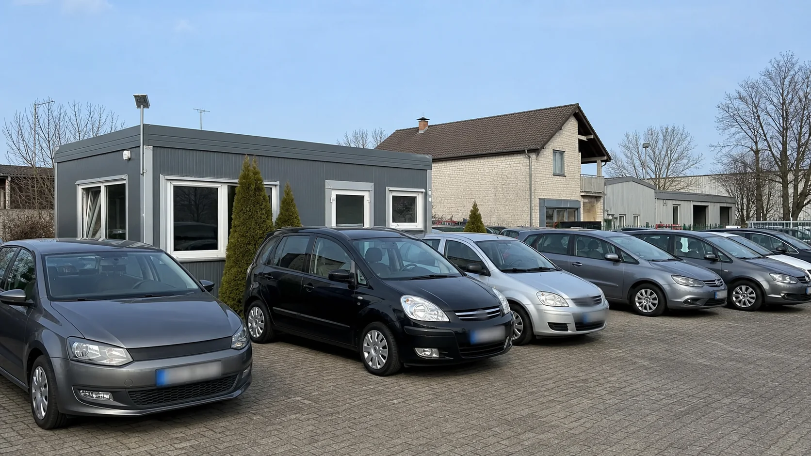 Kleines Autohändler-Gelände mit Verkaufsbüro