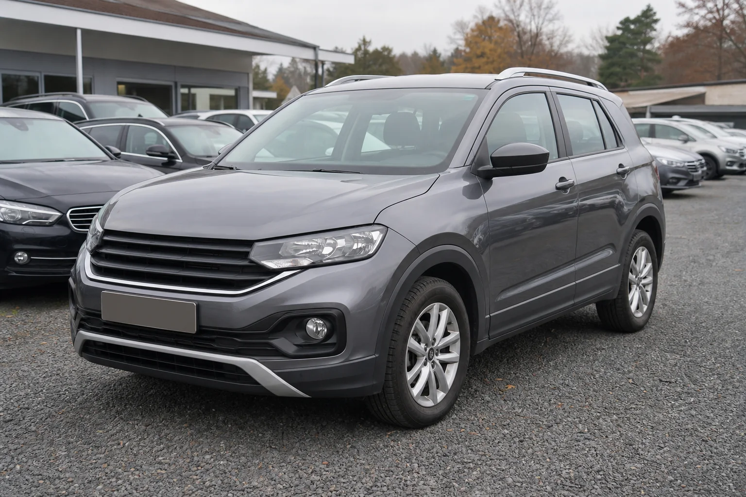 Kleiner SUV auf einem Händlerhof