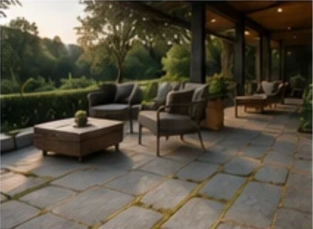Terrasse mit Naturstein und Staudenband