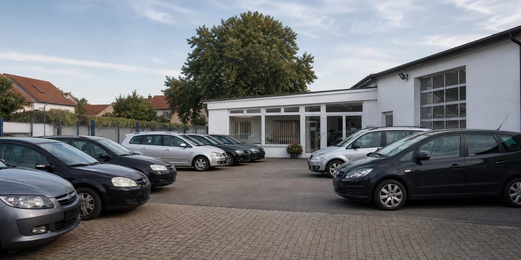 Kleiner Gebrauchtwagenhof neben einer Werkstatt