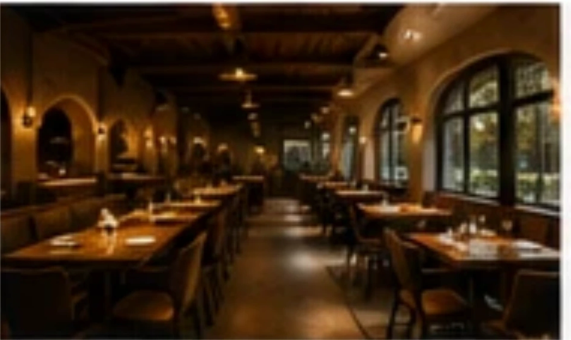Pizza auf einem gedeckten Restauranttisch